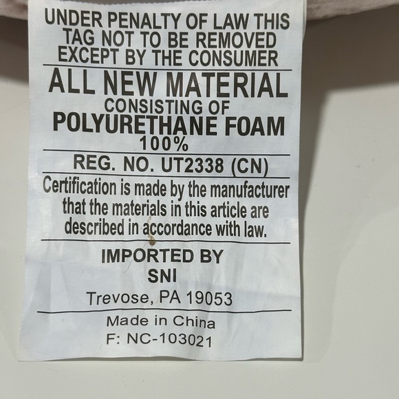 Cloudz crushed  pink velvet travel pillow with pocket. - Picture 5 of 7